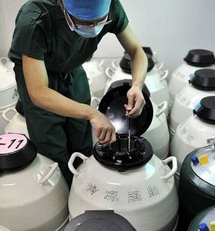 使用哪些材料和技术进行试管婴儿手术？